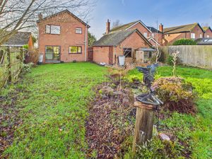 4 Torrington Lane- click for photo gallery